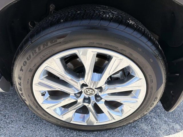 Used 2024 Toyota Highlander Limited image 34