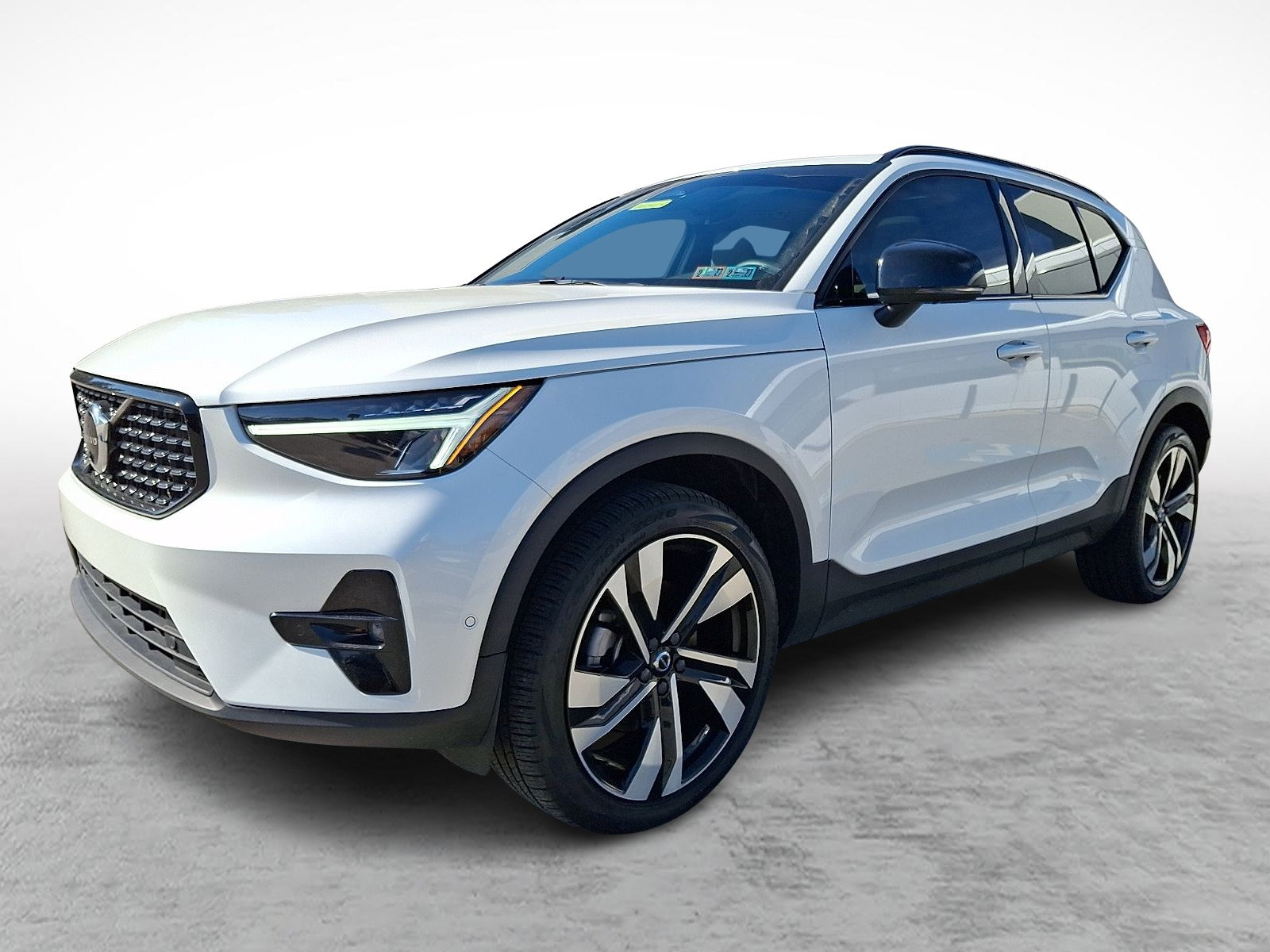 Used 2024 Volvo XC40 B5 Plus w/ Climate Package image 3