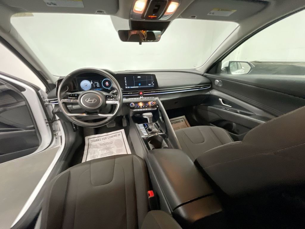 Used 2025 Hyundai Elantra SEL image 21