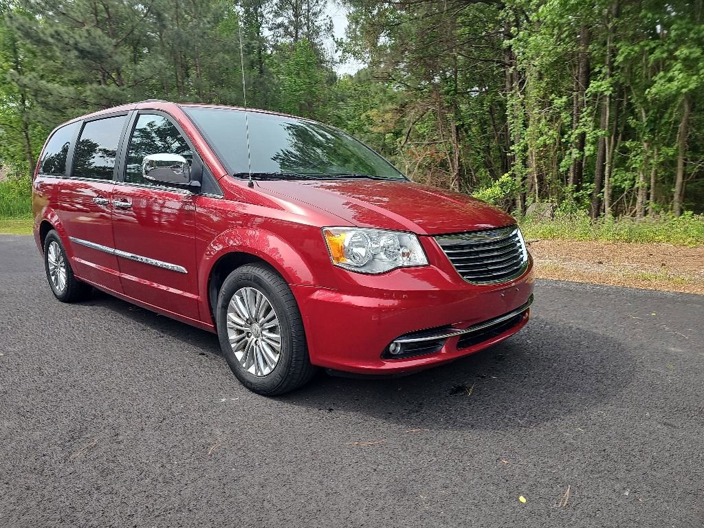 Used 2016 Chrysler Town & Country Touring-L FWD image 3
