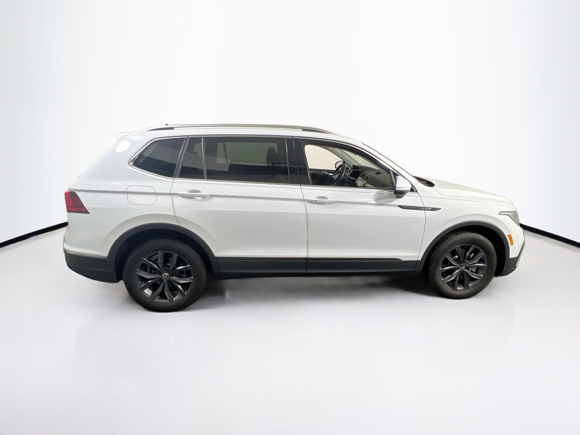 Used 2022 Volkswagen Tiguan SE AWD/4WD image 4