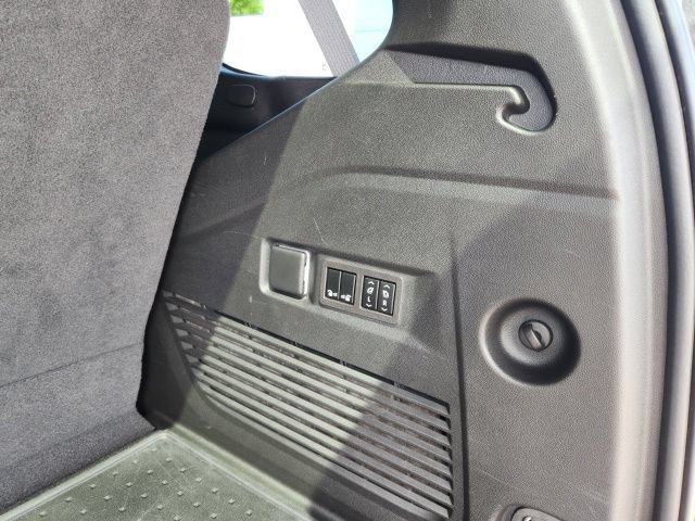 Used 2024 Chevrolet Tahoe High Country AWD/4WD image 15