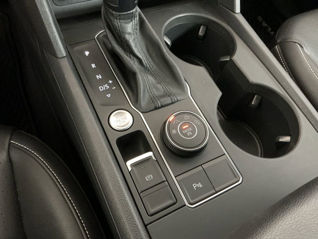 Used 2020 Volkswagen Atlas Cross Sport SE w/ Panoramic Sunroof Package image 16