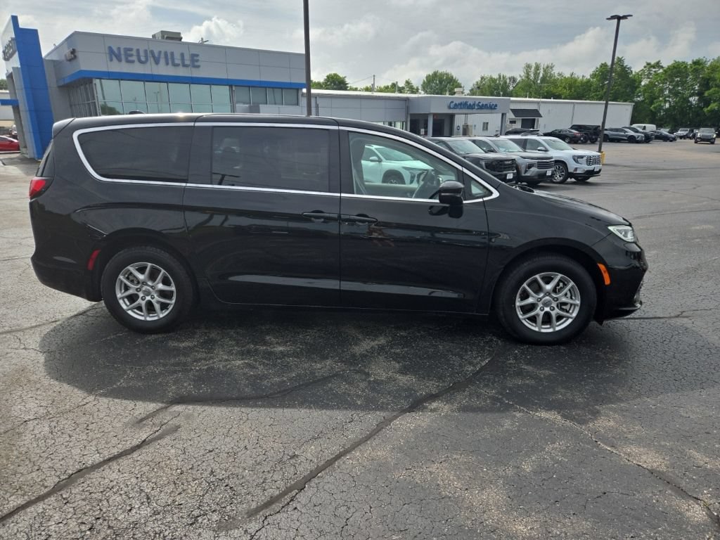 Used 2024 Chrysler Pacifica Touring-L FWD image 3