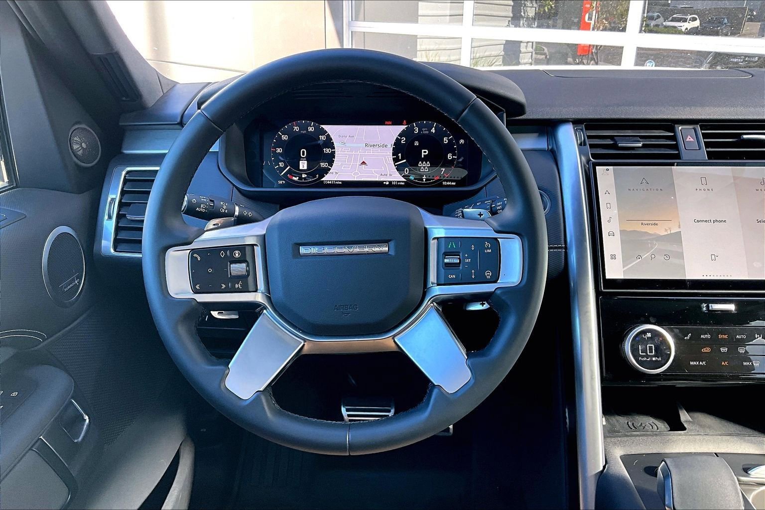 Used 2025 Land Rover Discovery Dynamic SE image 5