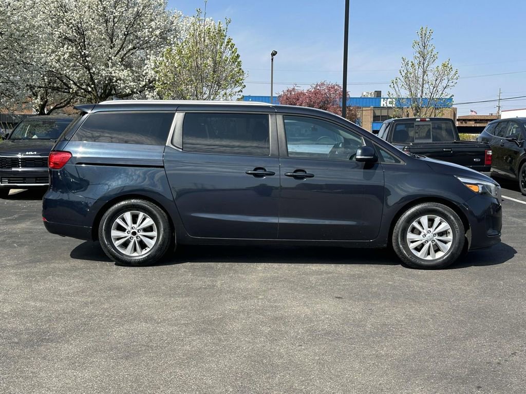 Used 2017 Kia Sedona LX w/ LX Essentials Premium Package image 2