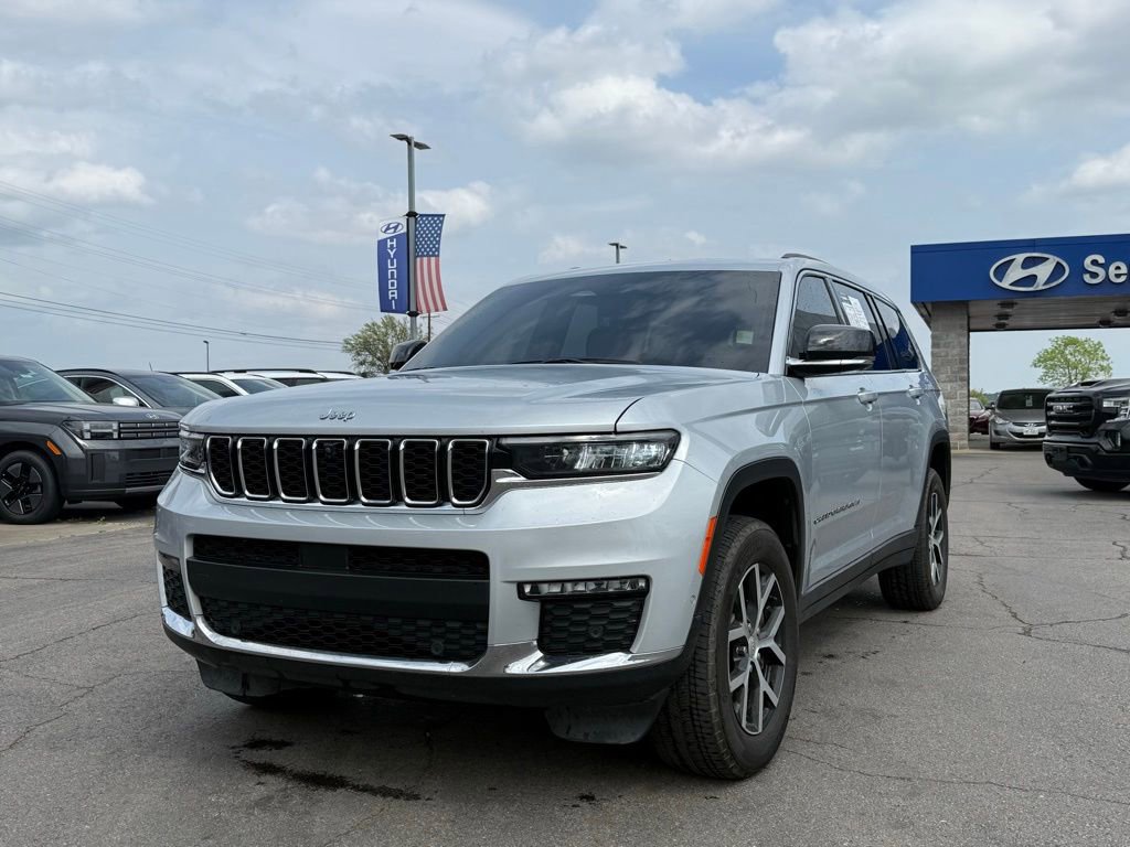 Used 2023 Jeep Grand Cherokee L Limited w/ Luxury Tech Group II AWD/4WD image 3