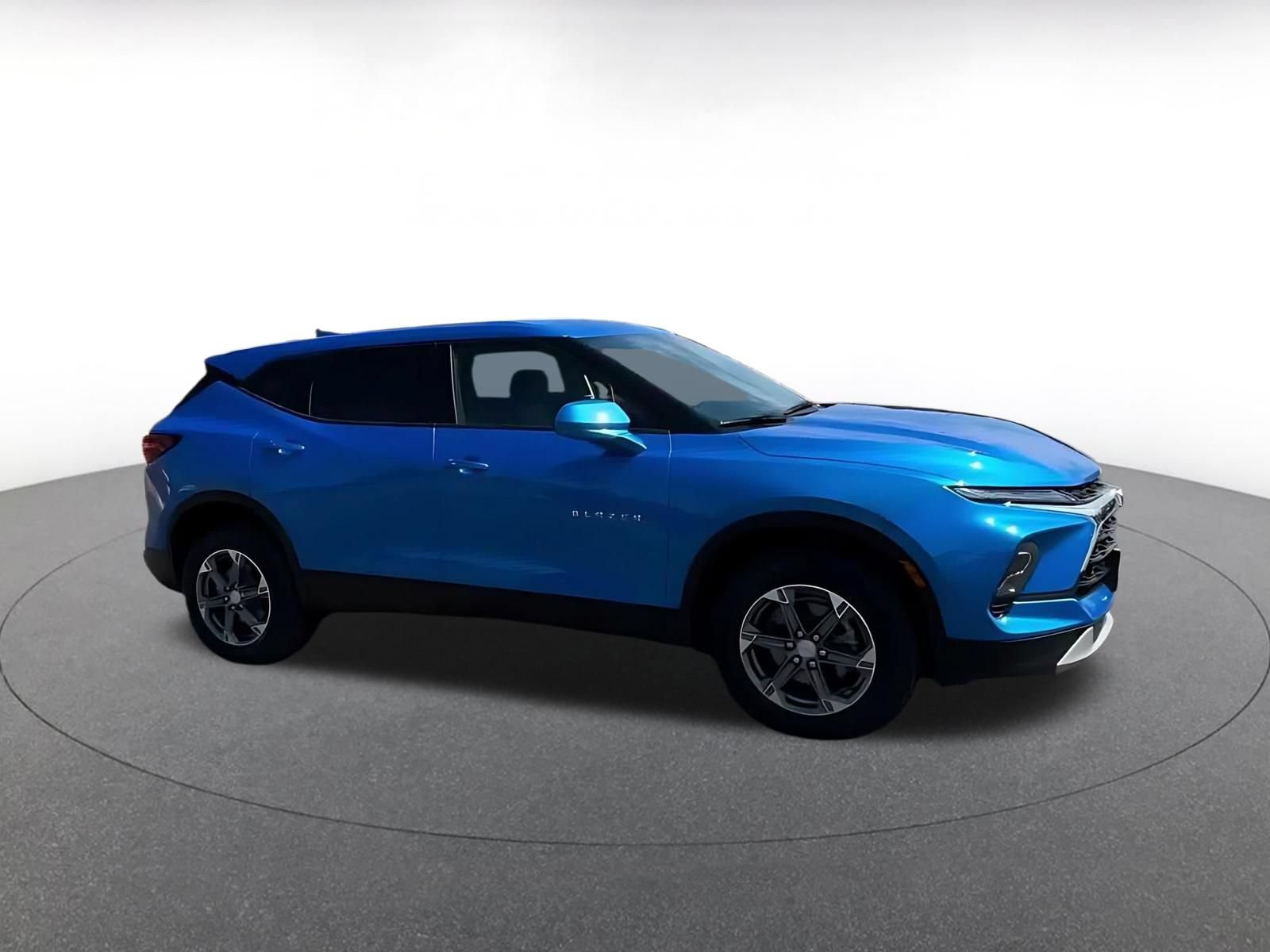 Used 2026 Chevrolet Blazer LT FWD image 2