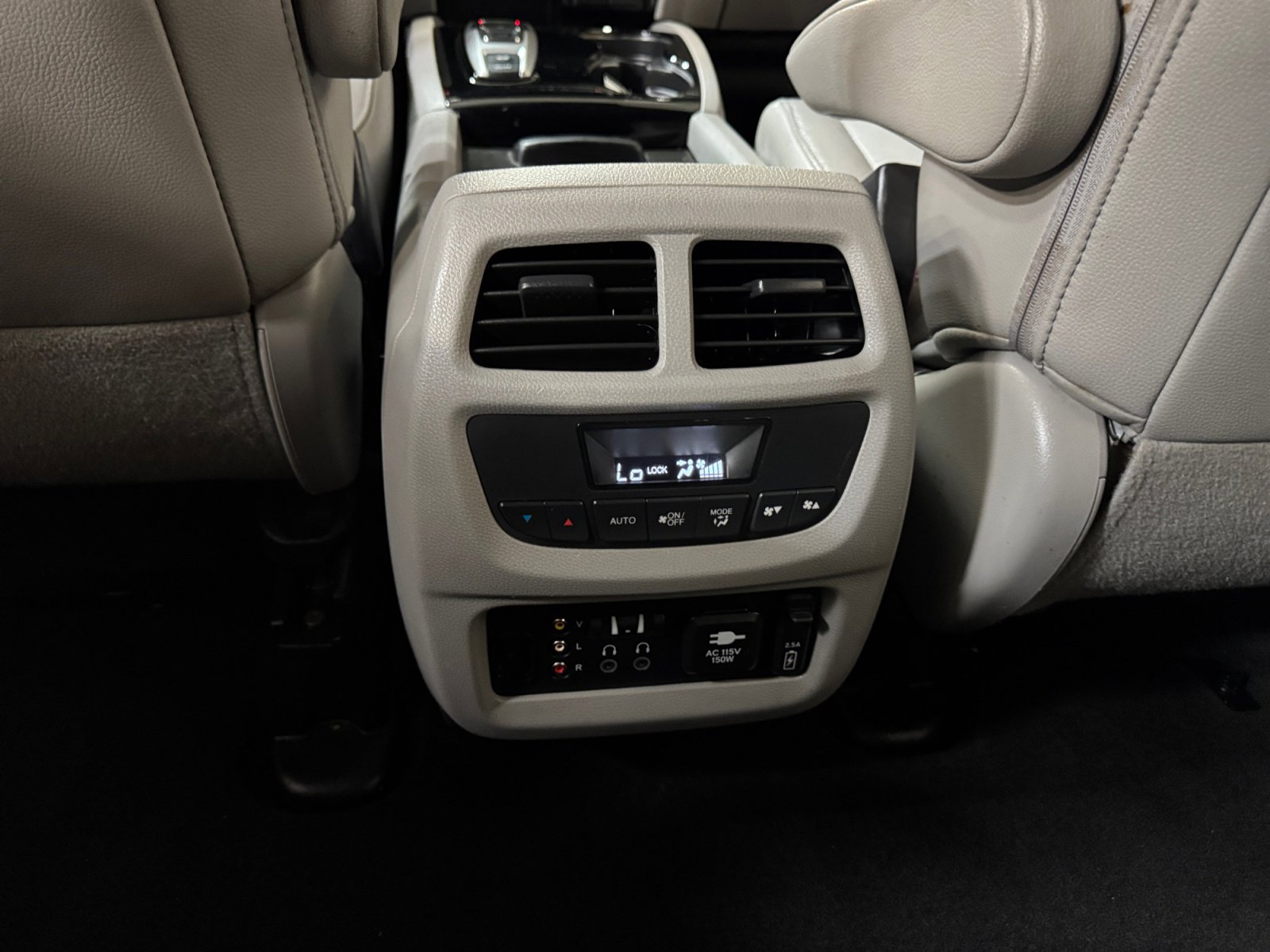 Used 2018 Honda Pilot Touring image 32
