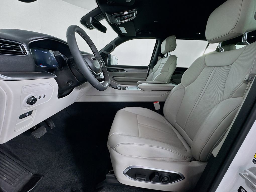 Used 2025 Jeep Wagoneer Series II w/ 8-Passenger Seating Package image 12