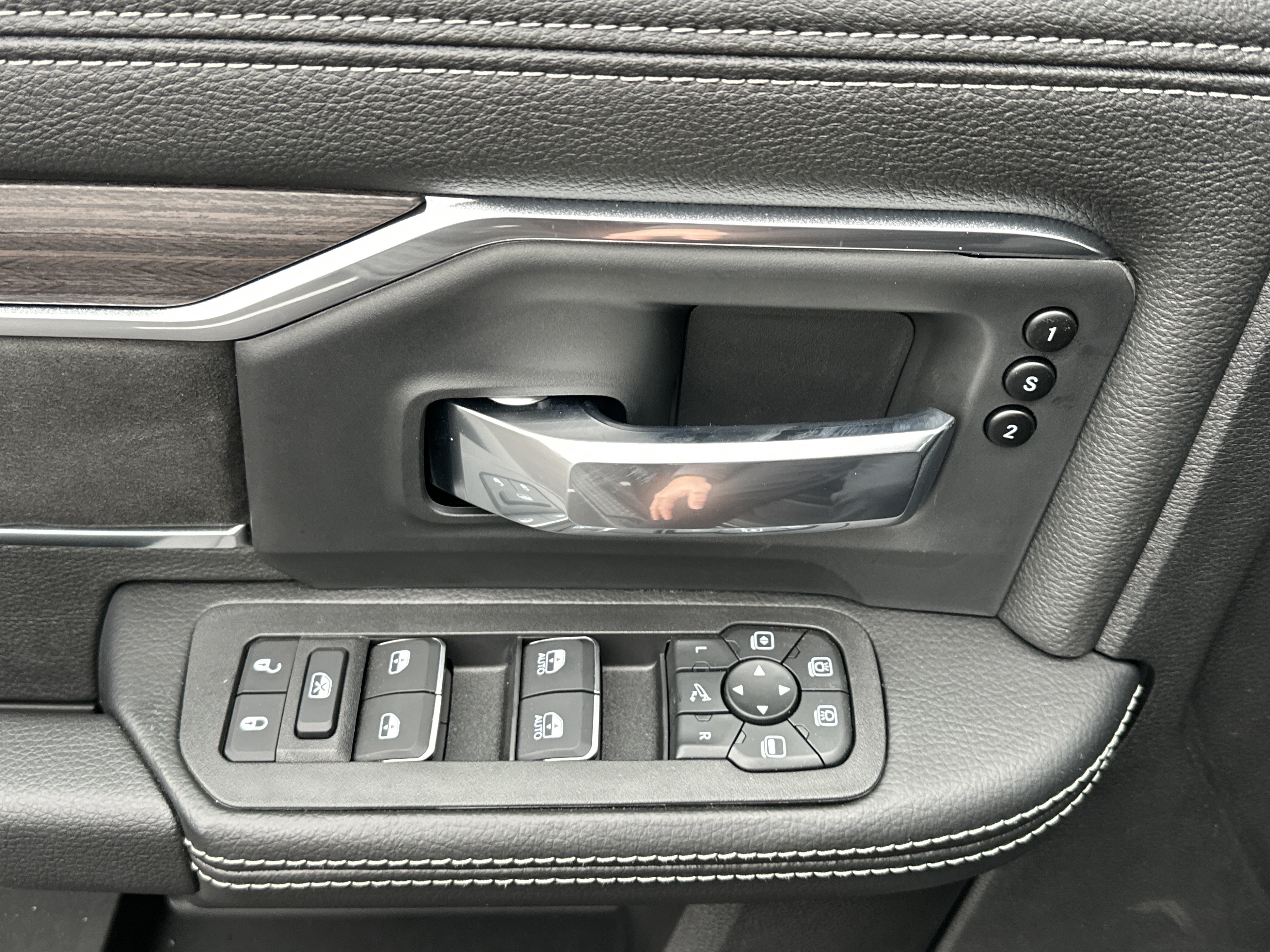 New 2026 RAM 2500 Laramie AWD/4WD image 14