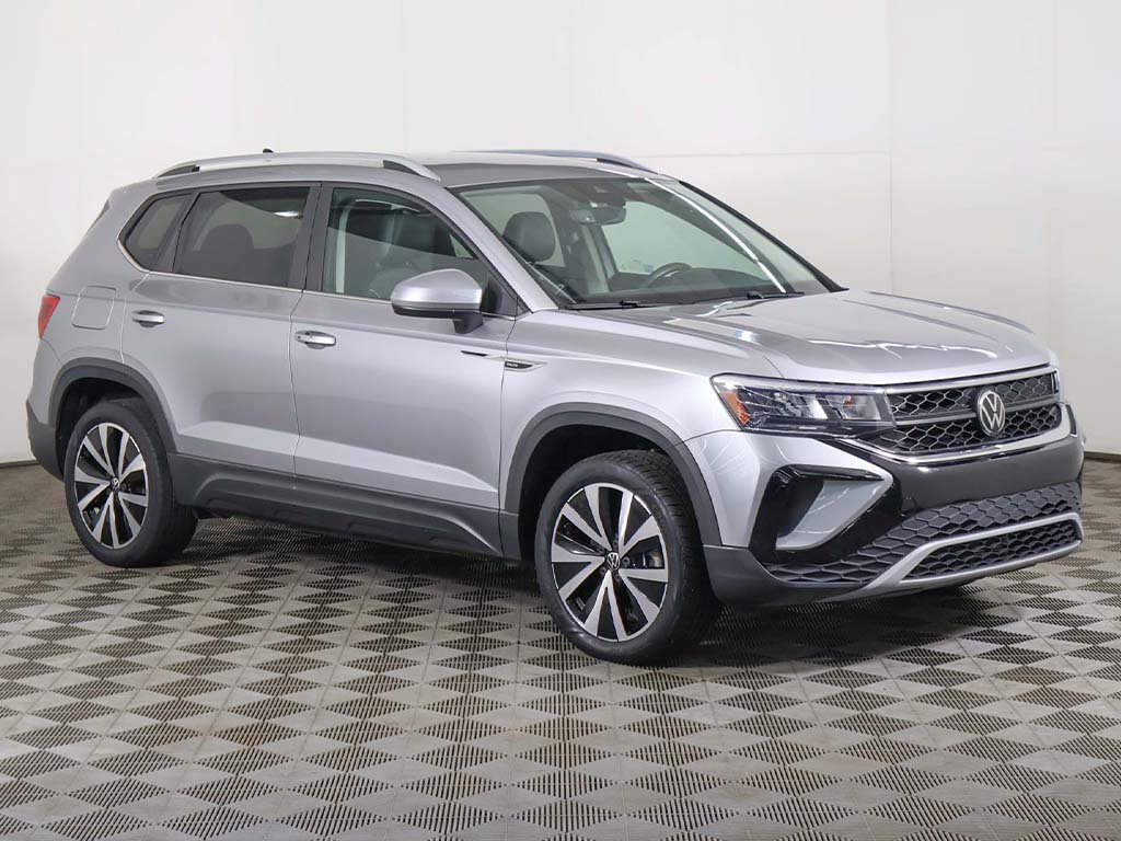 Used 2023 Volkswagen Taos SE FWD image 2