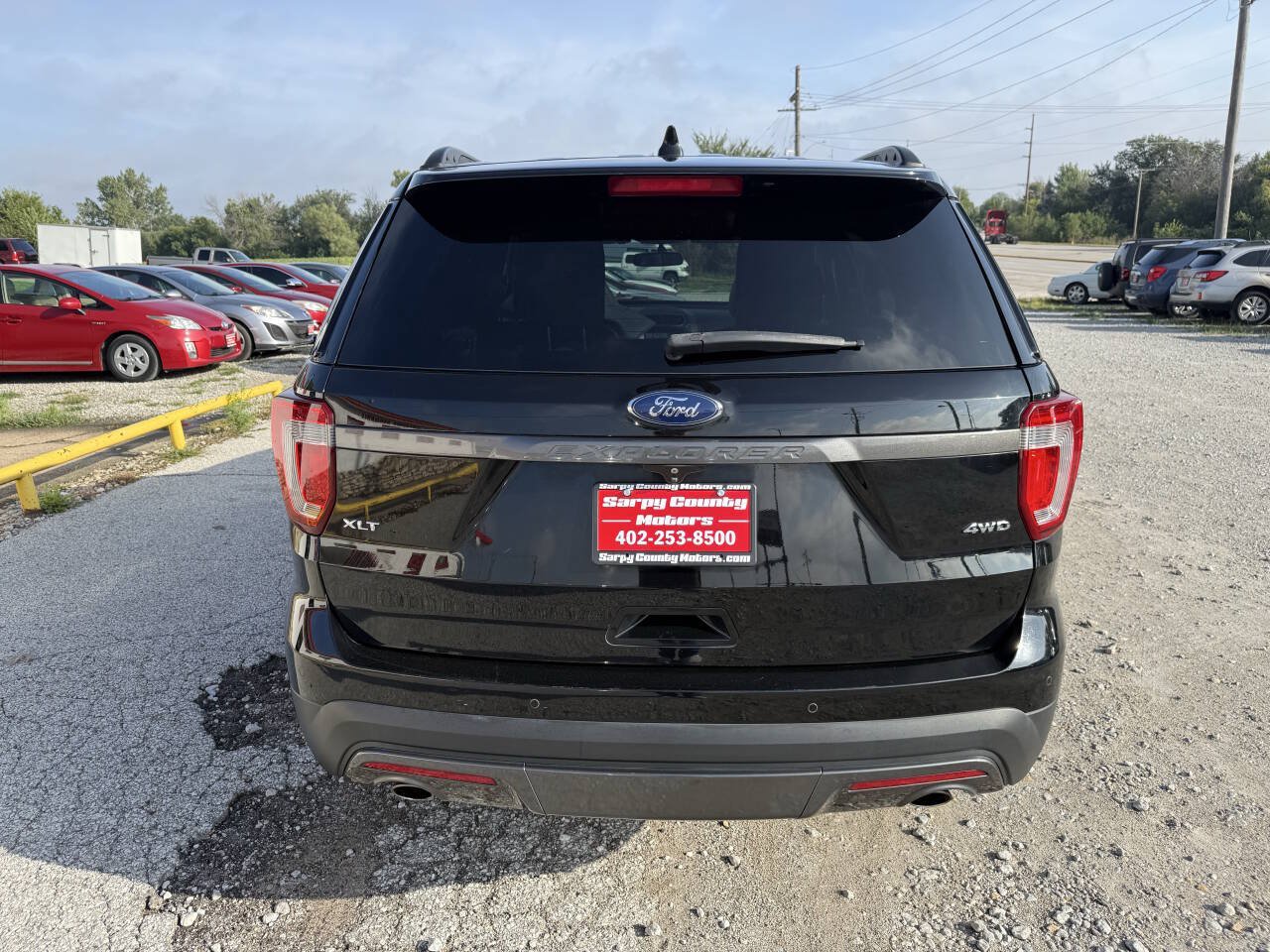 Used 2017 Ford Explorer XLT w/ Equipment Group 202A AWD/4WD image 4