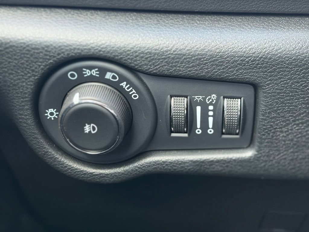 Certified 2025 Chrysler Pacifica Select FWD image 33