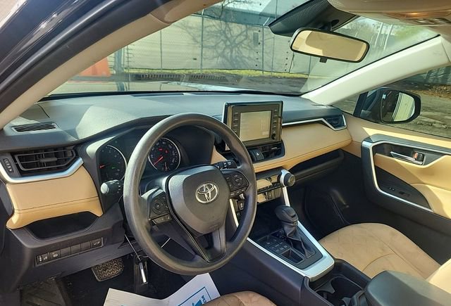 Used 2019 Toyota RAV4 XLE AWD/4WD image 4