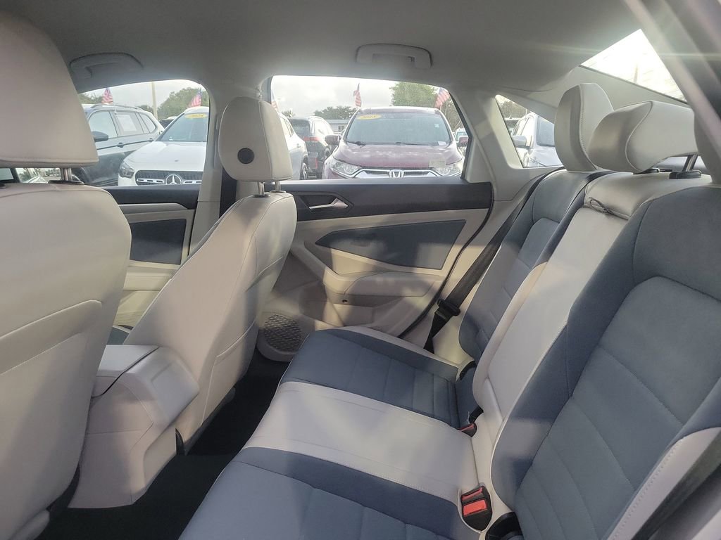 Used 2025 Volkswagen Jetta SE w/ Black Wheel Package image 5
