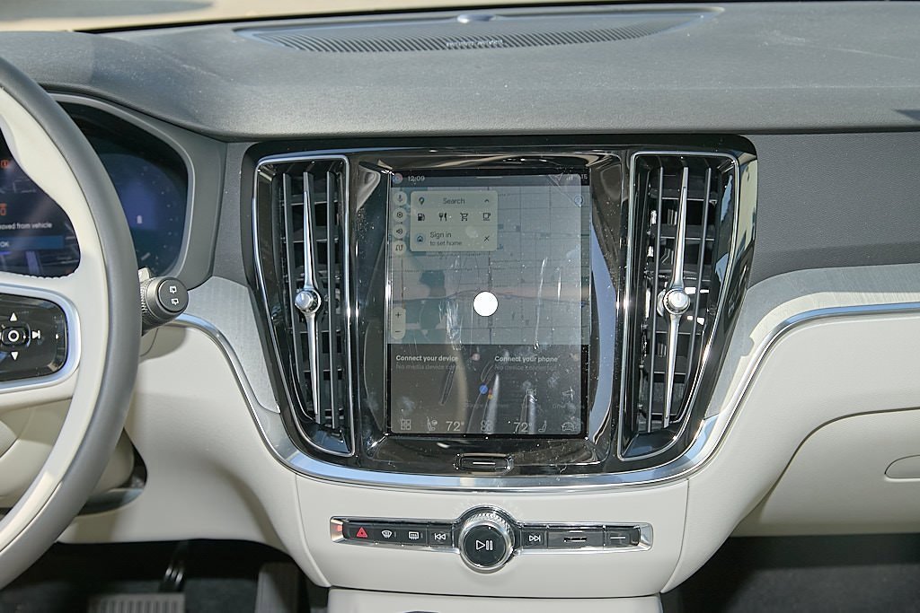 New 2026 Volvo V60 B5 Cross Country Plus w/ Climate Package image 25