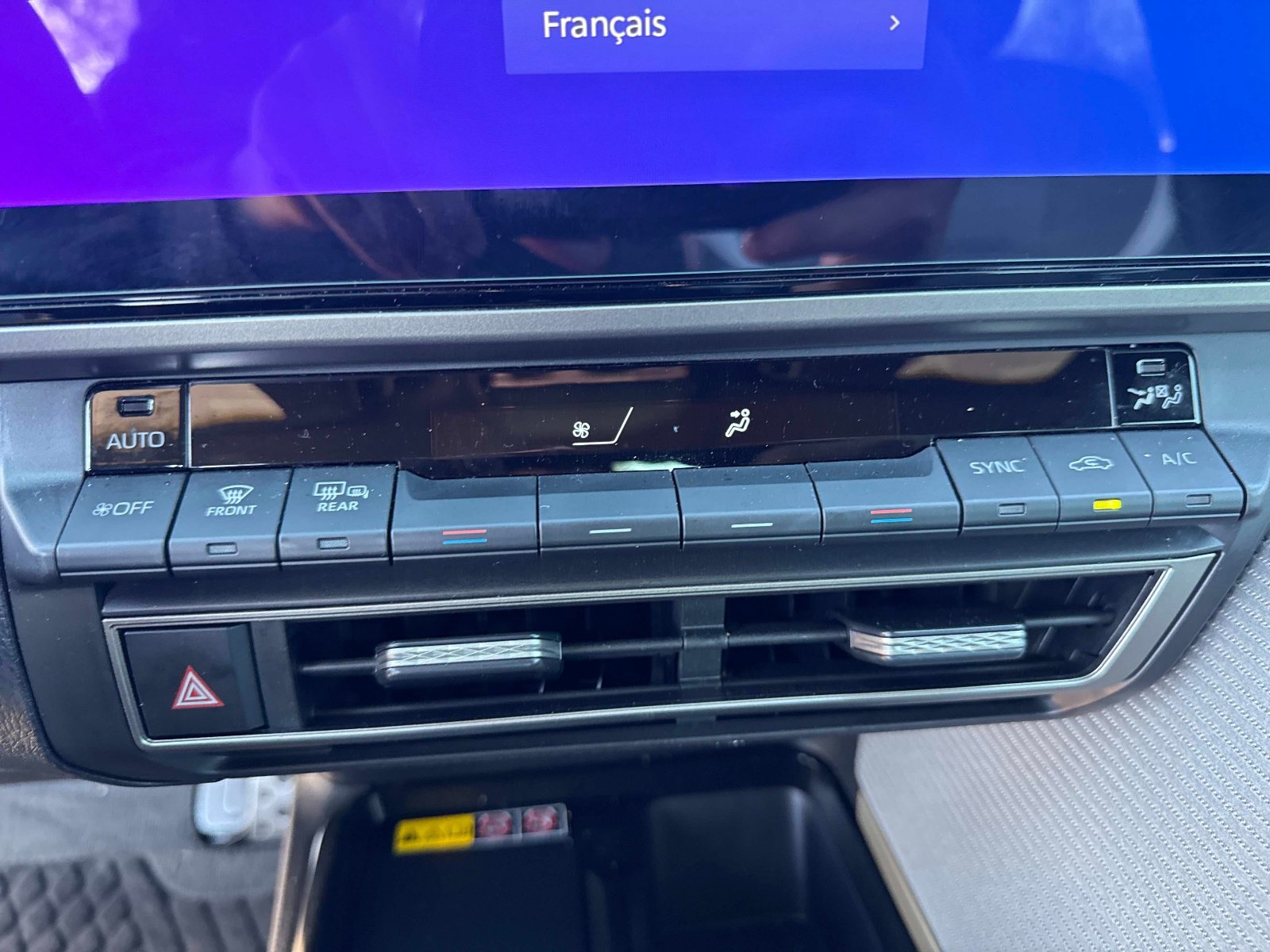 Used 2025 Toyota Camry SE w/ Multimedia Upgrade Package image 23