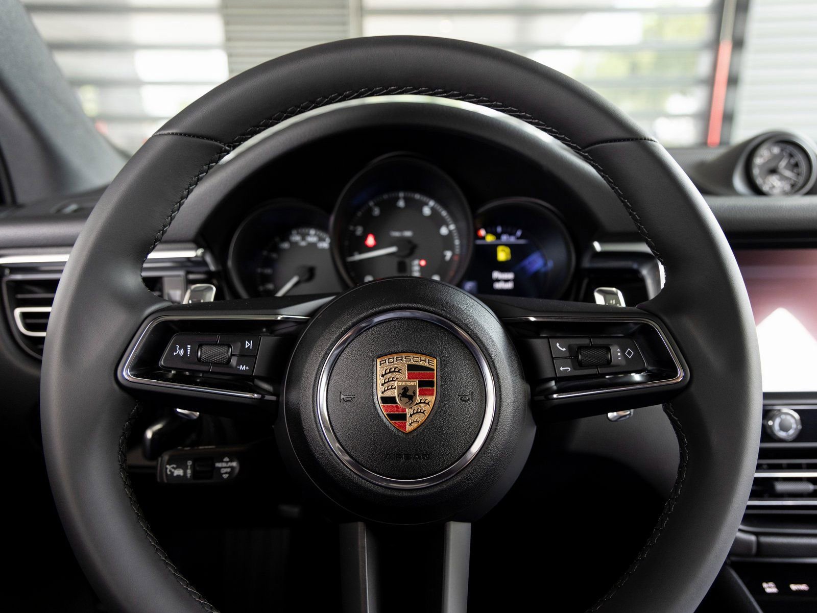 Certified 2025 Porsche Macan image 14