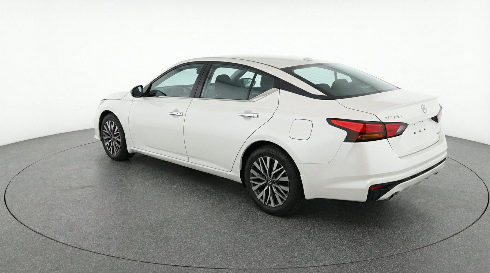 Used 2025 Nissan Altima 2.5 SV FWD image 6