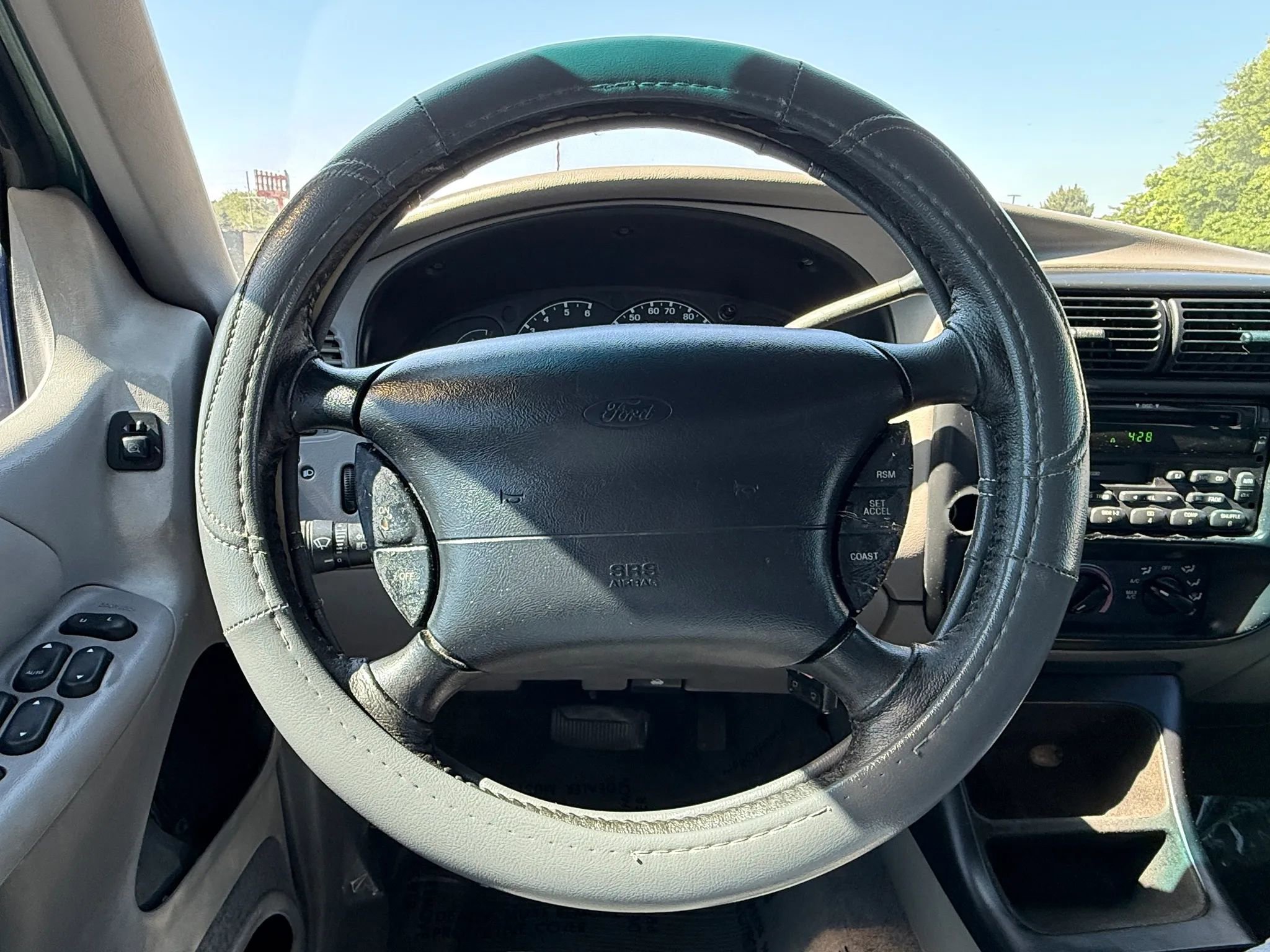 Used 2000 Ford Explorer XLT AWD/4WD image 24
