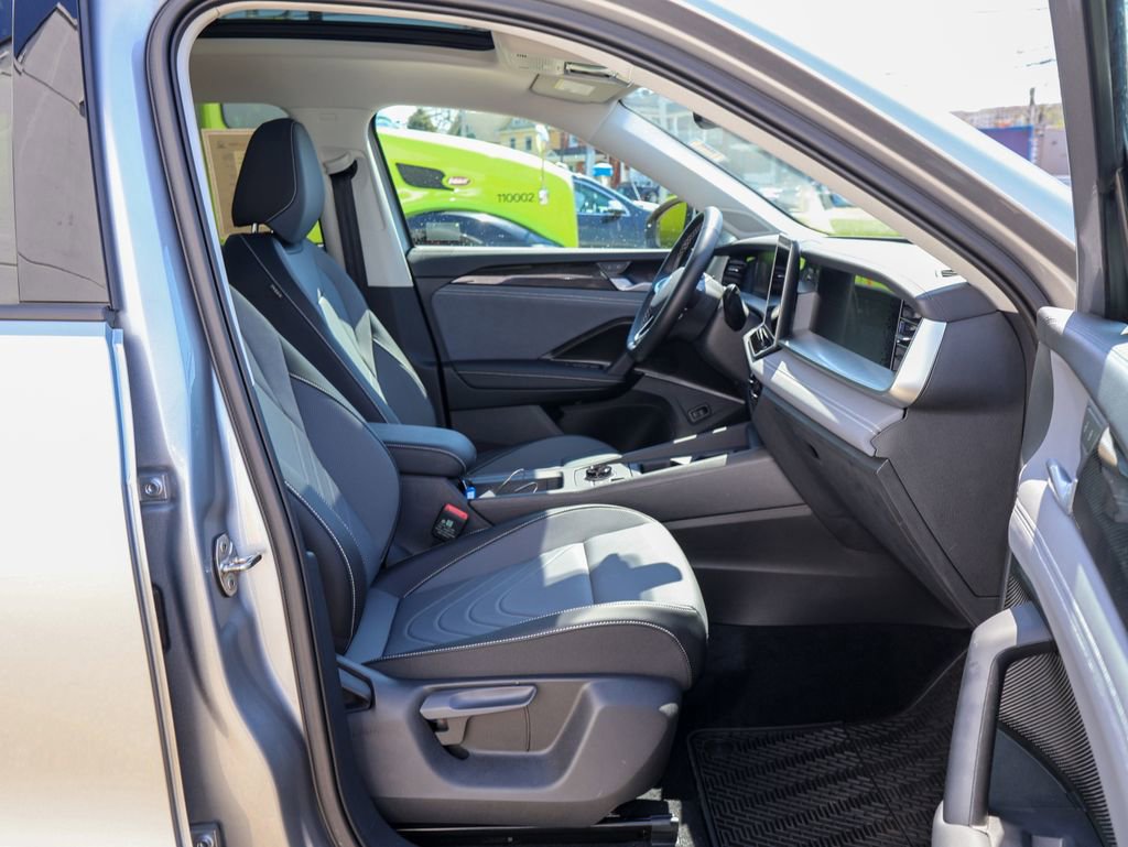 Used 2025 Volkswagen Tiguan SE image 30