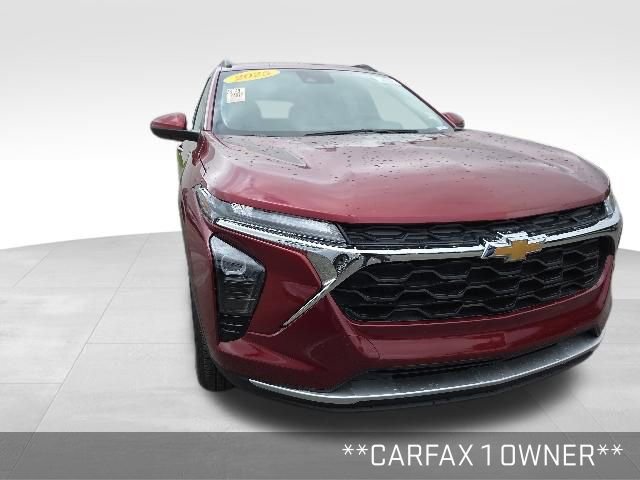Used 2025 Chevrolet Trax LT w/ LT Convenience Package FWD image 2