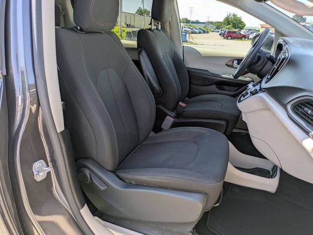 Used 2017 Chrysler Pacifica Touring FWD image 26