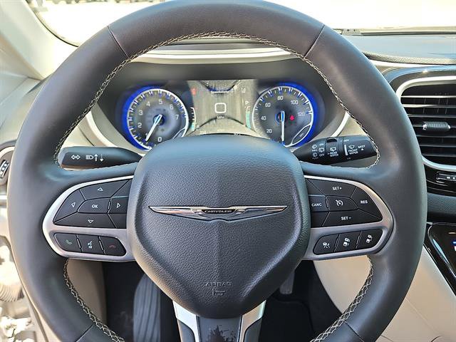 Used 2024 Chrysler Pacifica Touring-L FWD image 16