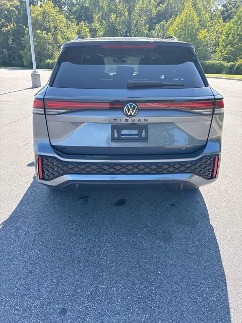 Used 2025 Volkswagen Tiguan SE R-Line AWD/4WD image 12