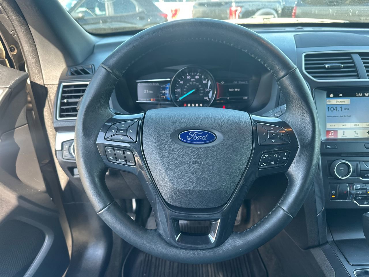 Used 2017 Ford Explorer XLT w/ Equipment Group 202A FWD image 24
