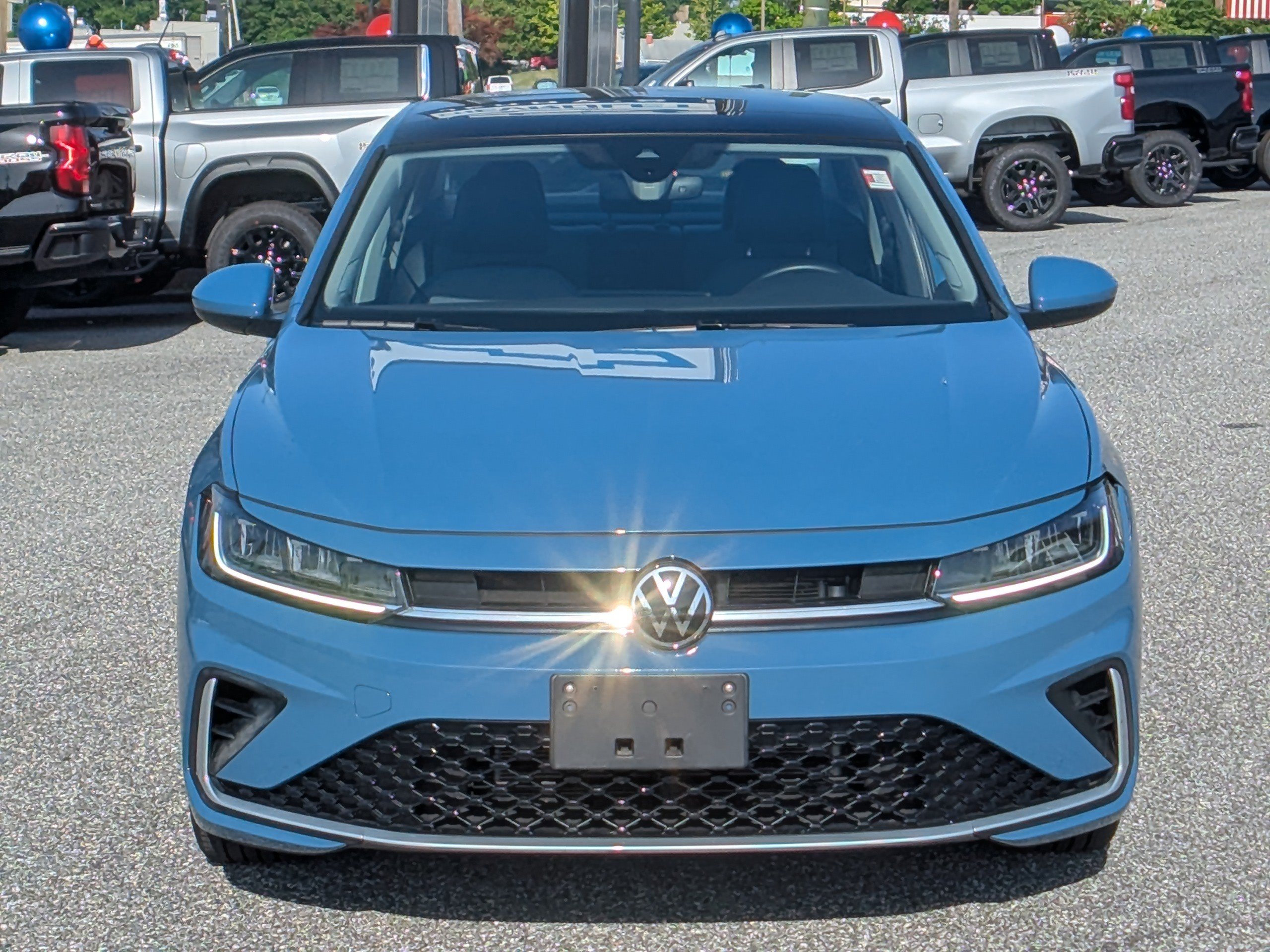 Used 2025 Volkswagen Jetta SE FWD image 2