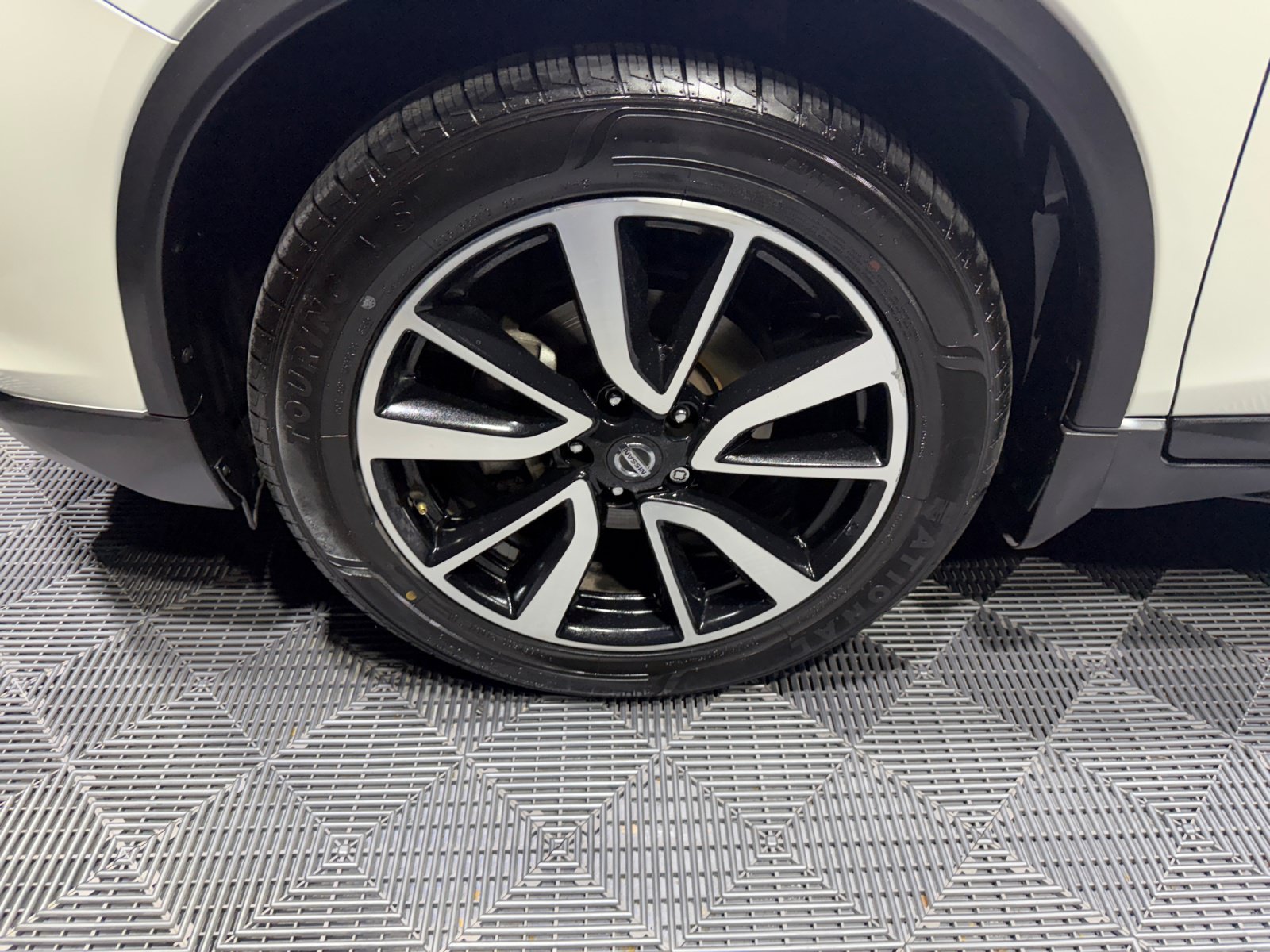 Used 2018 Nissan Rogue SL w/ Premium Package FWD image 11