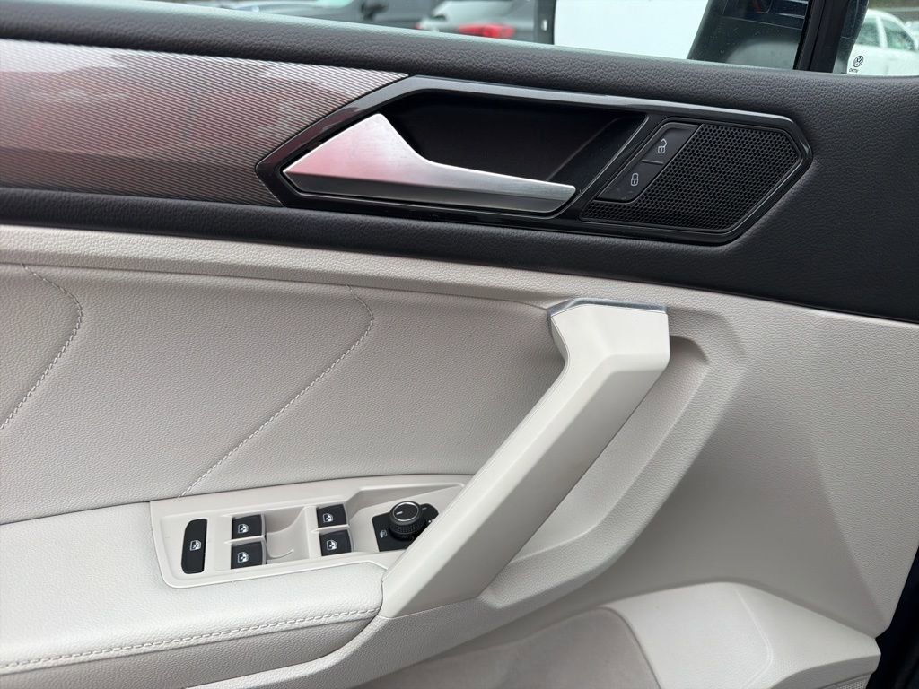 Used 2023 Volkswagen Tiguan SE w/ Panoramic Sunroof Package image 13