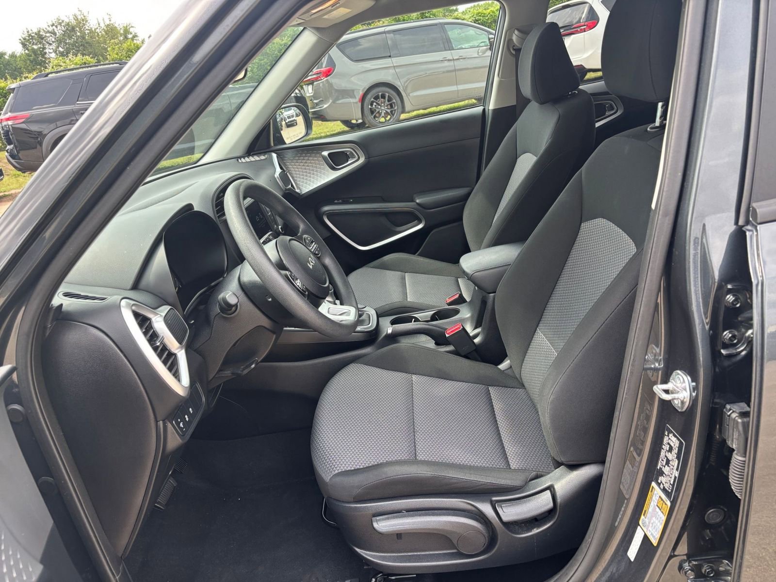 Used 2025 Kia Soul LX w/ LX Technology Package FWD image 24