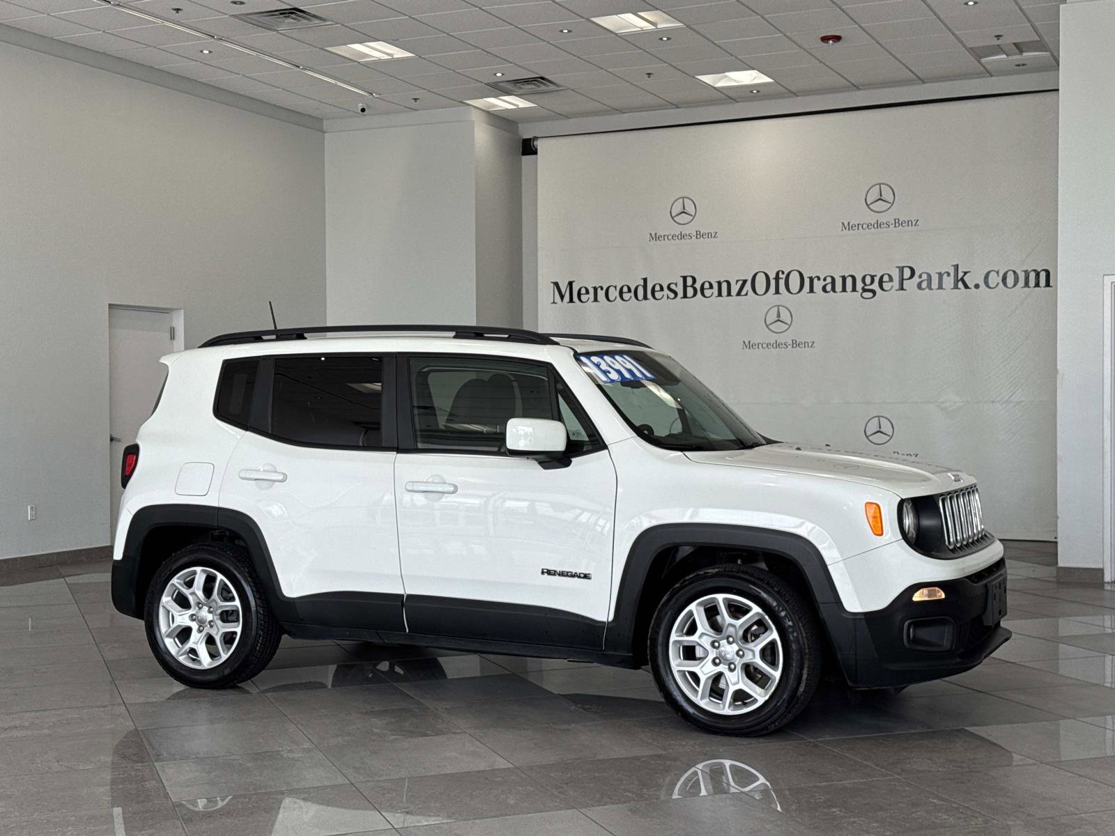 Used 2018 Jeep Renegade Latitude w/ UConnect 8.4 Nav Group FWD image 2