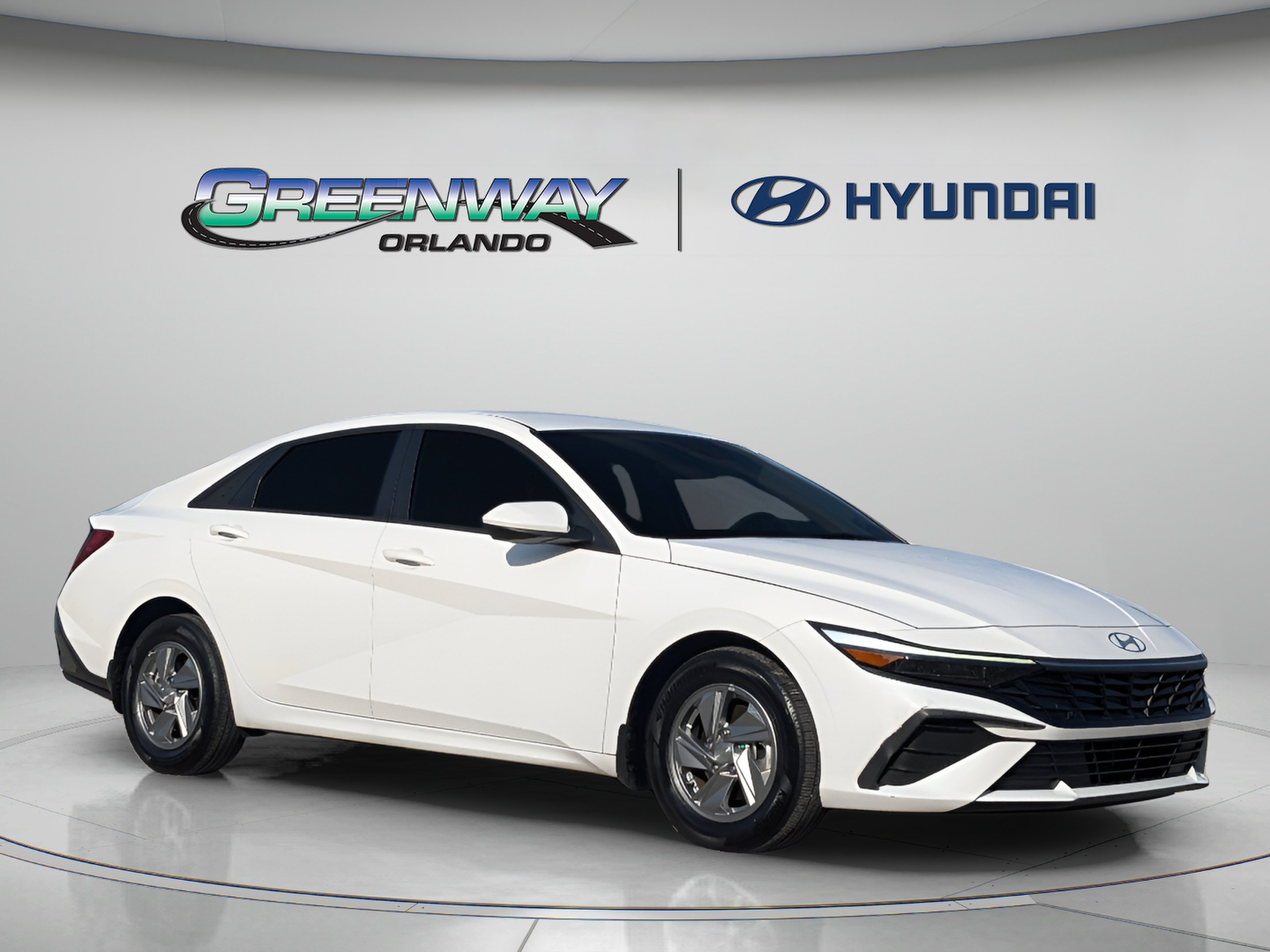 Used 2024 Hyundai Elantra SE FWD image 2