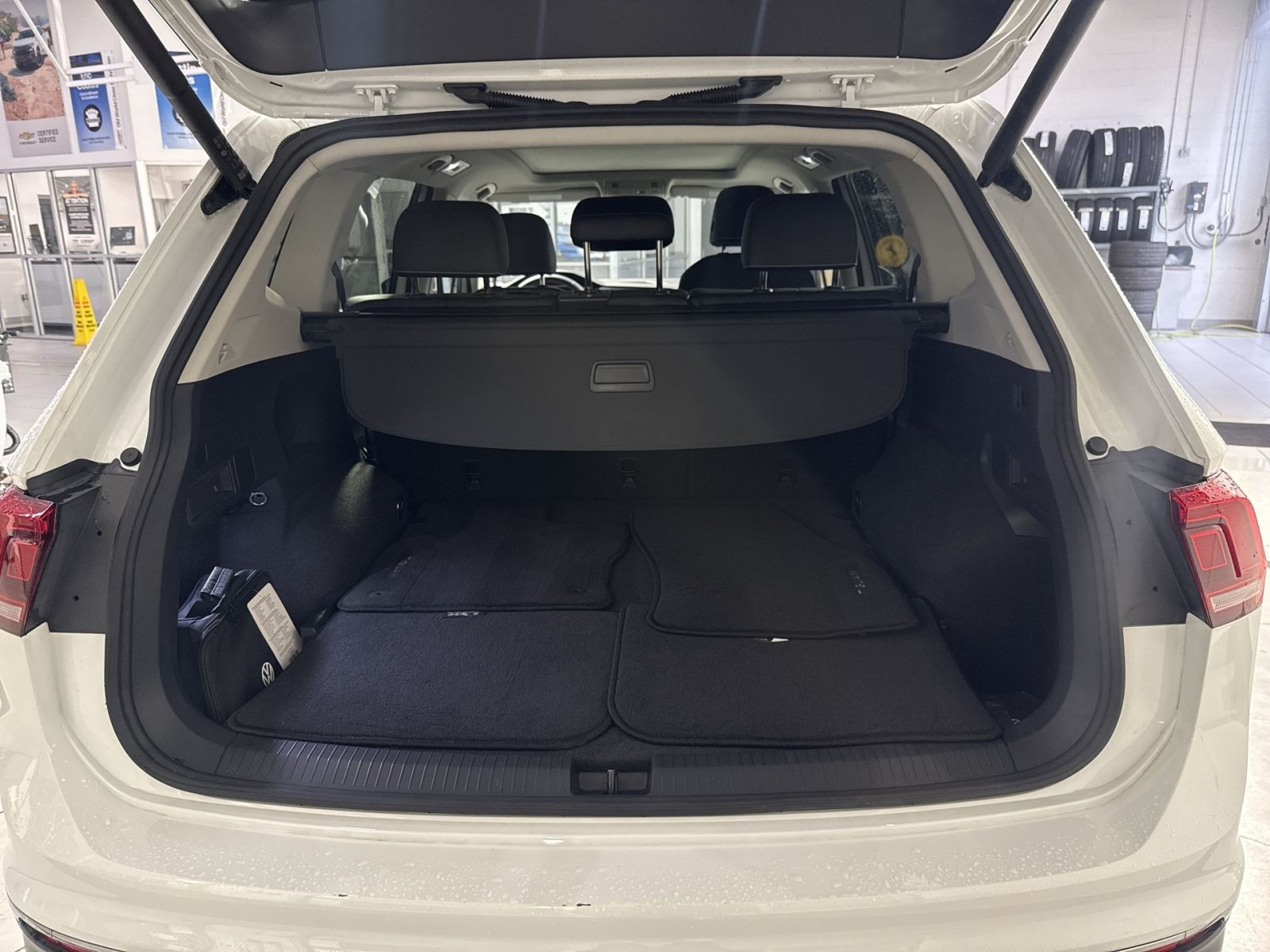 Used 2024 Volkswagen Tiguan SE w/ Panoramic Sunroof Package AWD/4WD image 28