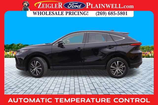 Used 2022 Toyota Venza LE image 2