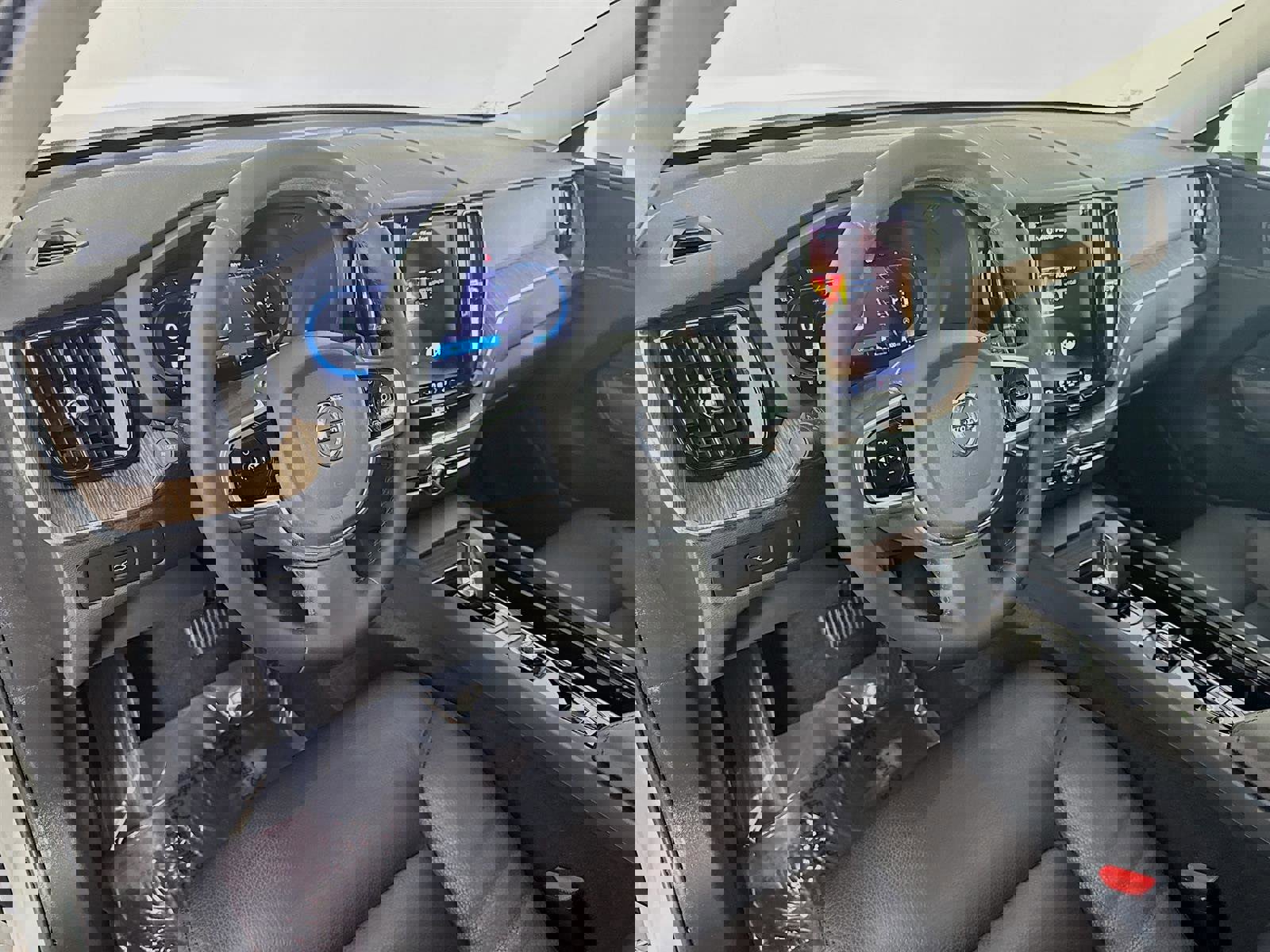 Used 2023 Volvo XC60 B5 Plus w/ Climate Package image 10