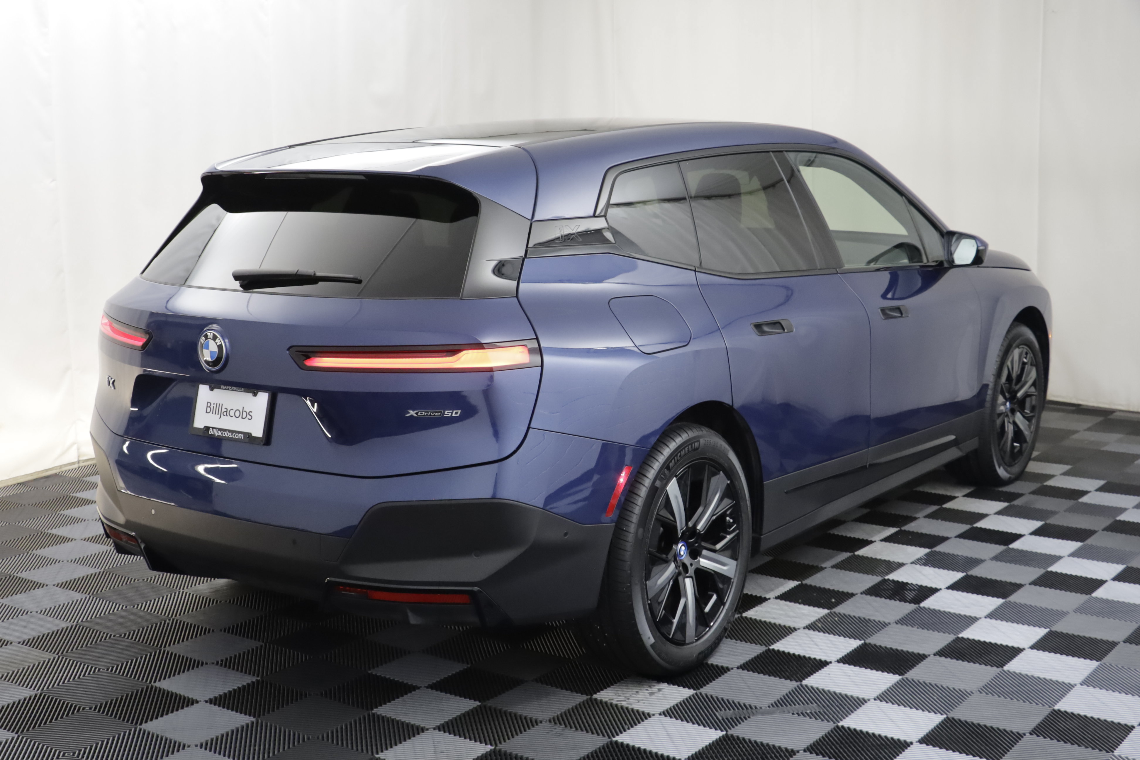 Used 2024 BMW iX xDrive50 w/ Premium Package AWD/4WD image 22