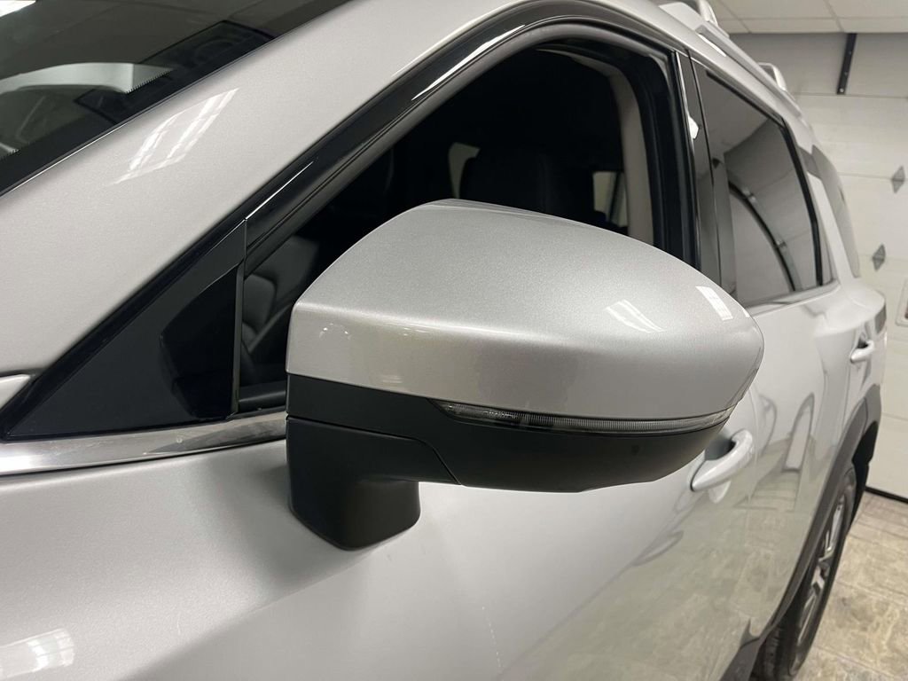 Used 2025 Nissan Pathfinder SL AWD/4WD image 11