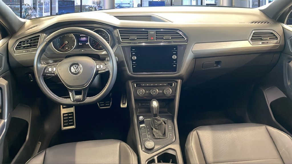 Used 2020 Volkswagen Tiguan SE R-Line AWD/4WD image 11