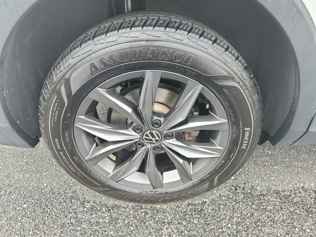 Certified 2023 Volkswagen Tiguan SE FWD image 32