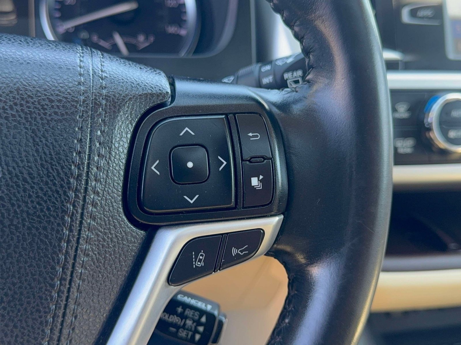 Used 2019 Toyota Highlander XLE image 14