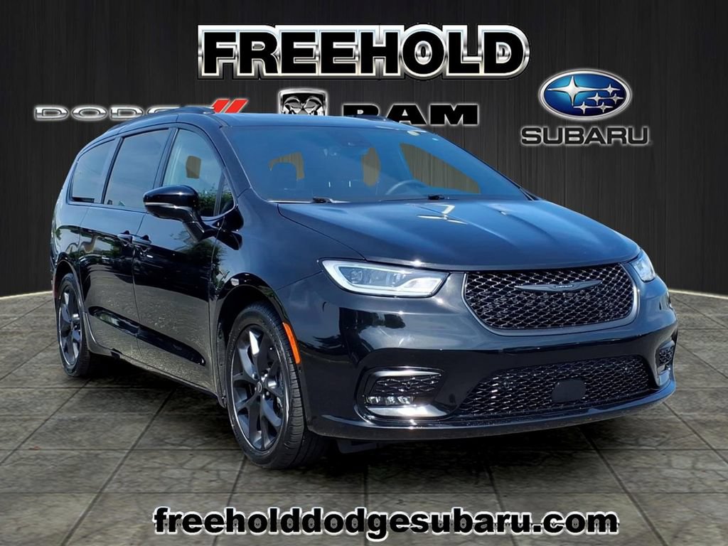 Certified 2025 Chrysler Pacifica Limited FWD image 1