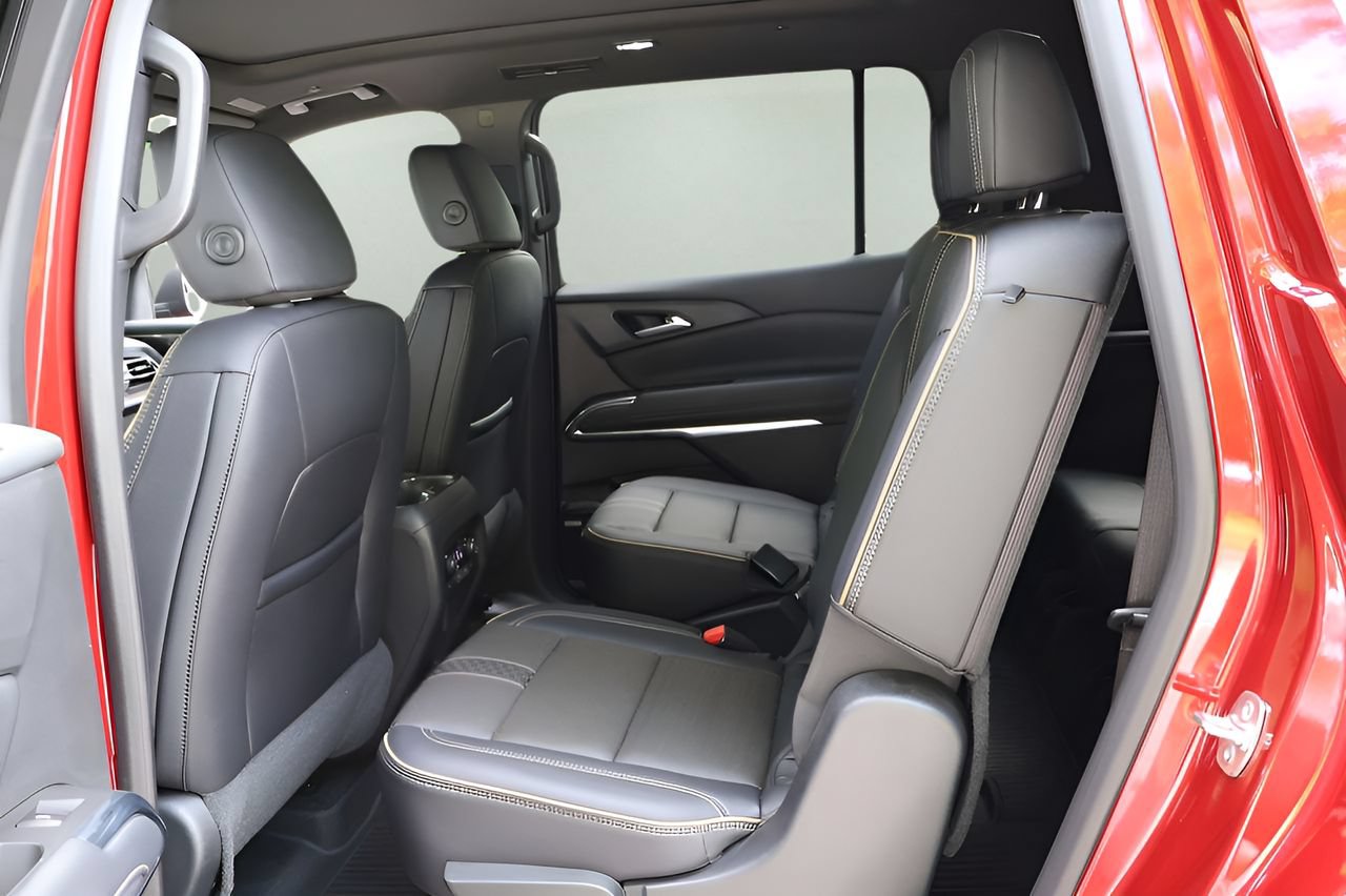 Used 2025 Chevrolet Traverse High Country w/ LPO, Floor Liner Package FWD image 12