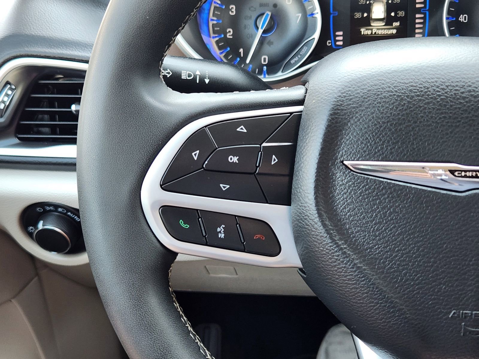 Used 2023 Chrysler Voyager LX image 31