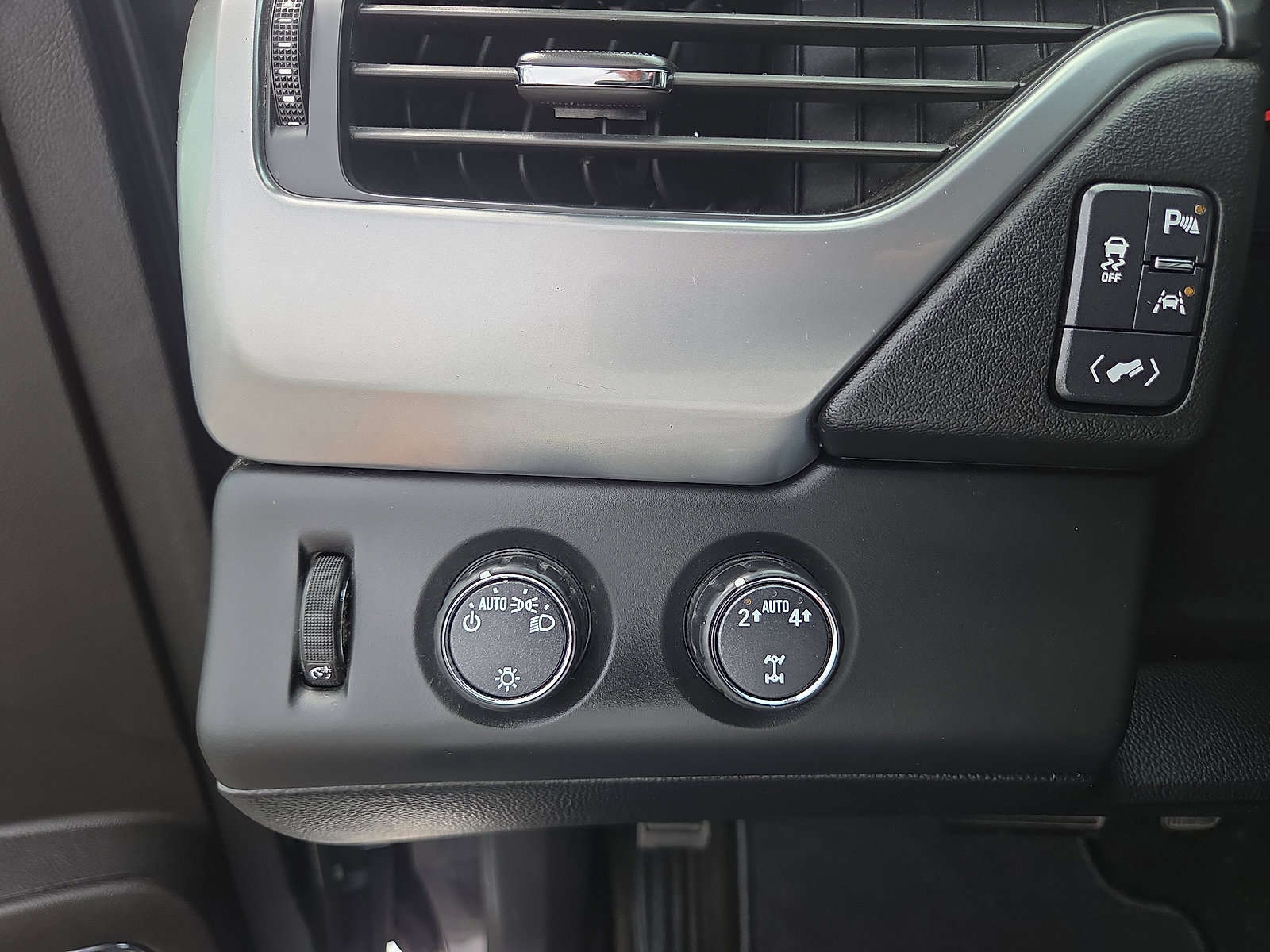 Used 2017 Chevrolet Tahoe LS w/ Enhanced Driver Alert Package image 31