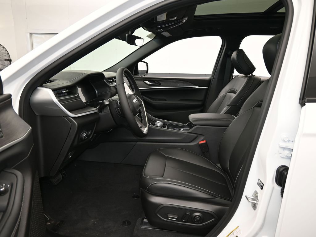 Used 2025 Jeep Grand Cherokee Limited image 12